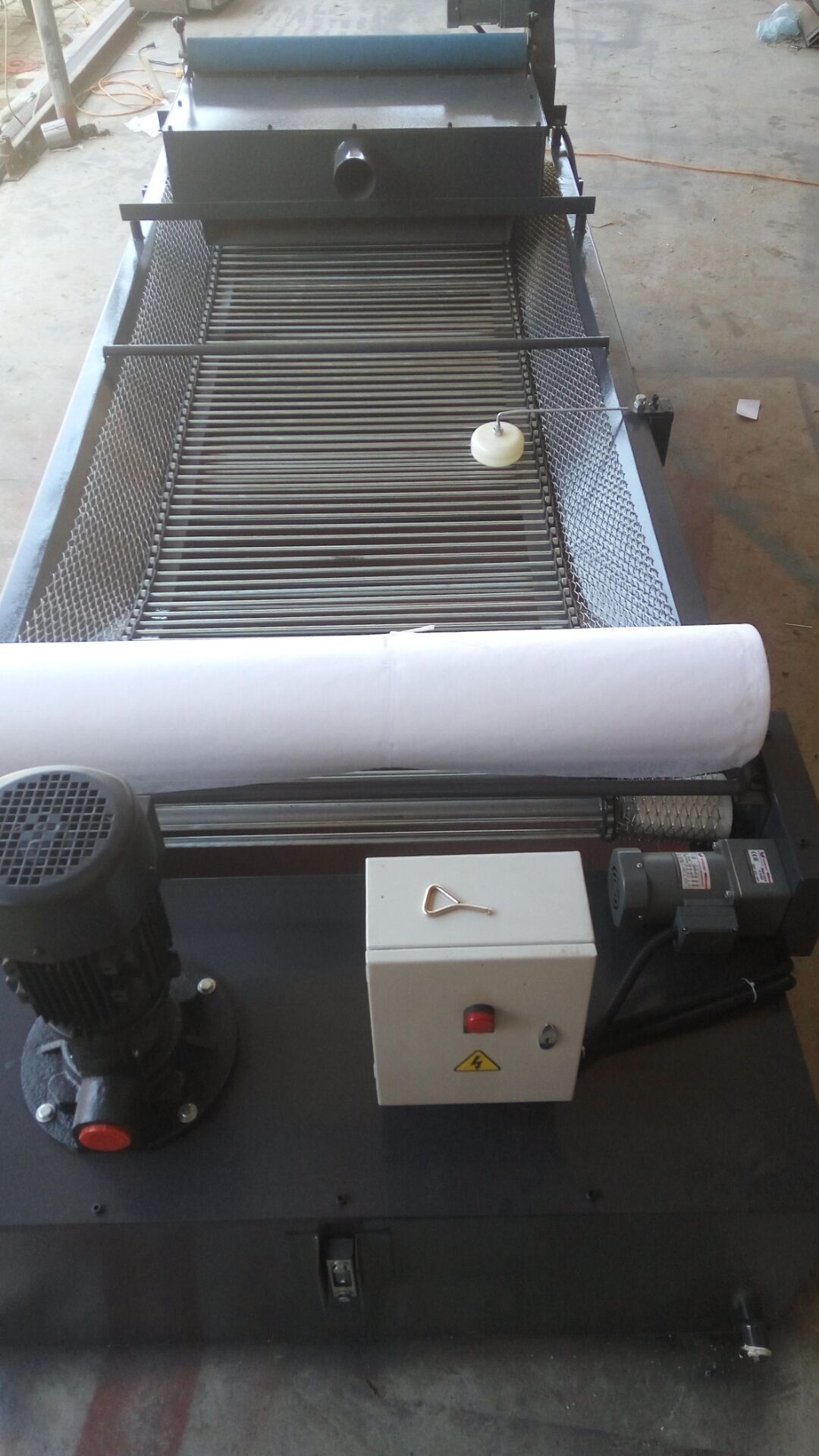 磁滚纸带过滤机是在纸带过滤机的基础上,增加了磁性过滤